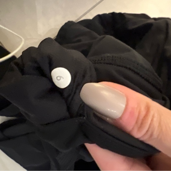 Lululemon running shorts size 6 - Picture 4 of 4